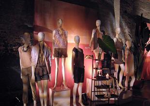 Loft Solar Mannequins Frame 12