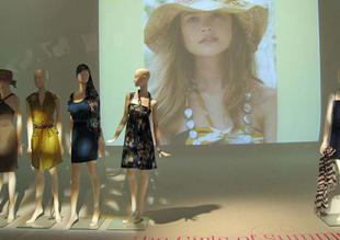 Loft Solar Mannequins Frame 14