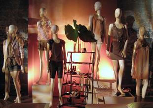 Loft Solar Mannequins Frame 16