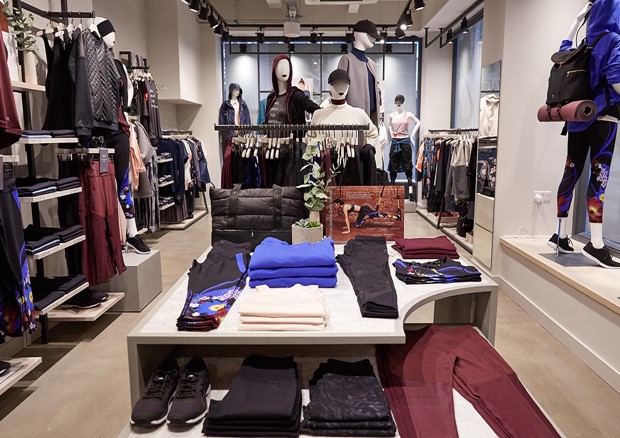 Sweaty Betty 3 Universal Display
