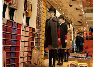 Uniqlo's Fith Avenue store frame 2