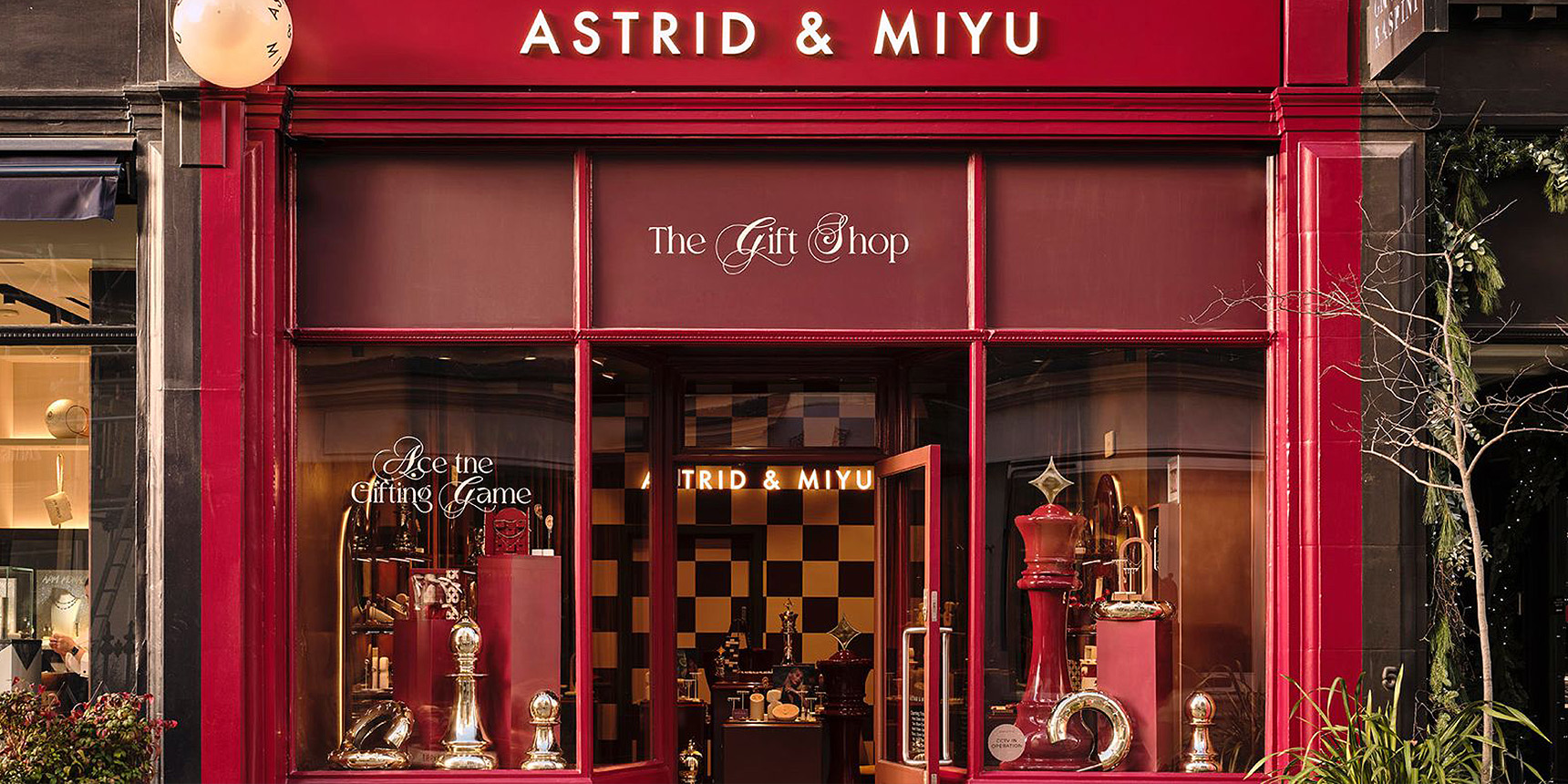 Astrid & Miyu Holidays 25